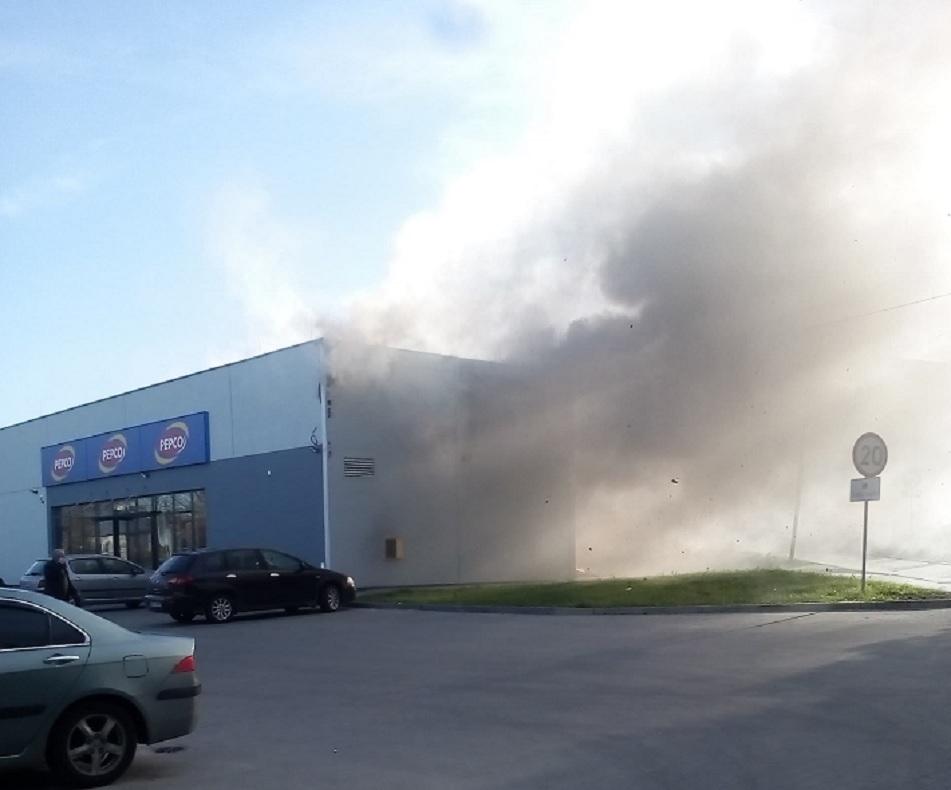 Płonie sklep odzieżowy
