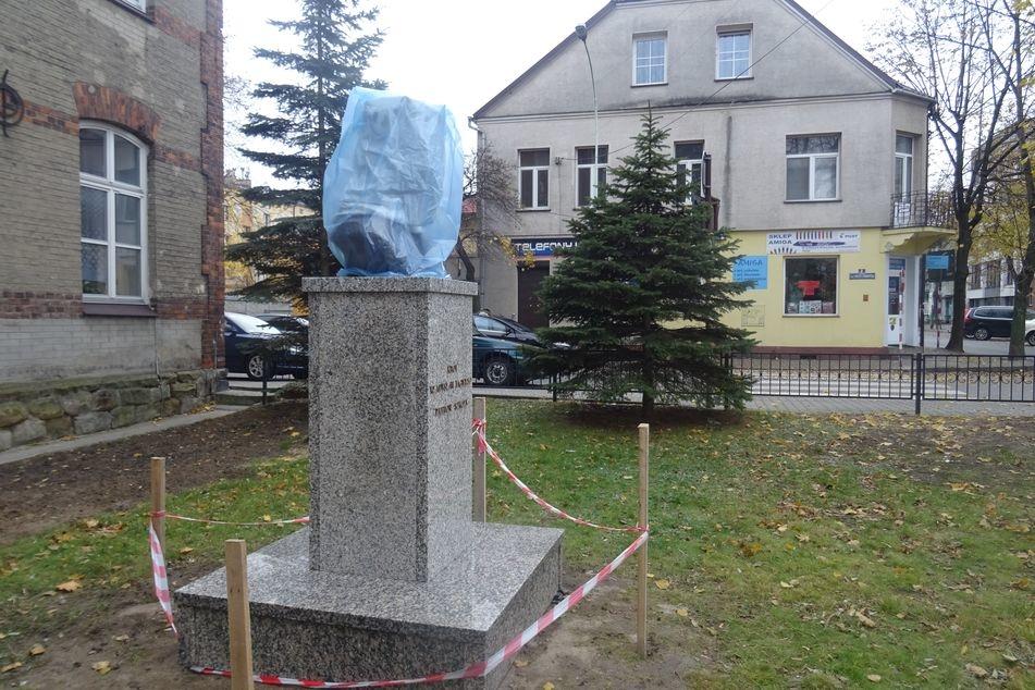 Pomnik już stoi. Kiedy odsłonięcie?