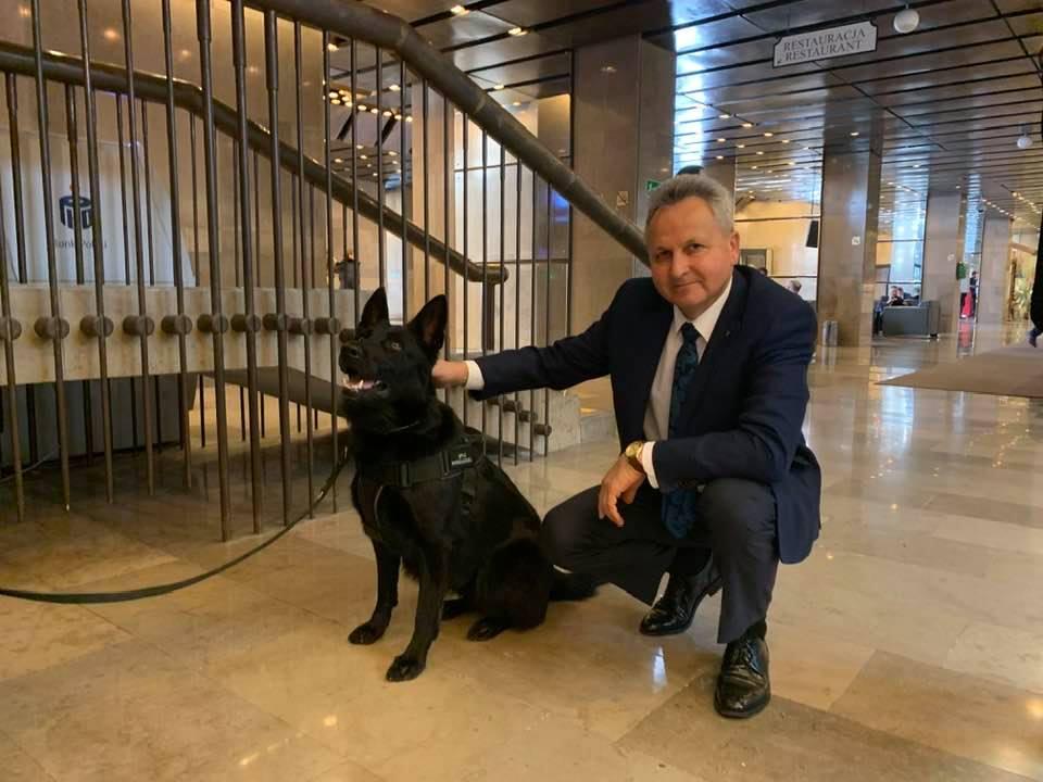 Poseł i sejmowy owczarek