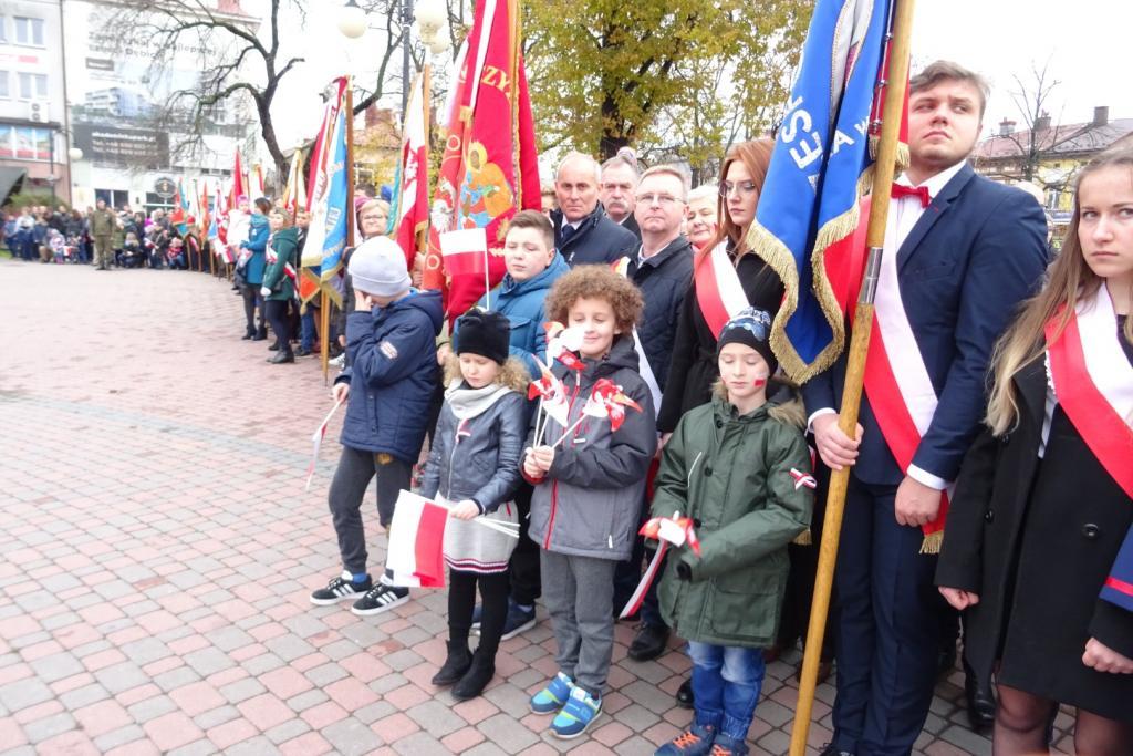 Patriotyczne śpiewanie i morze biało-czerwonych flag