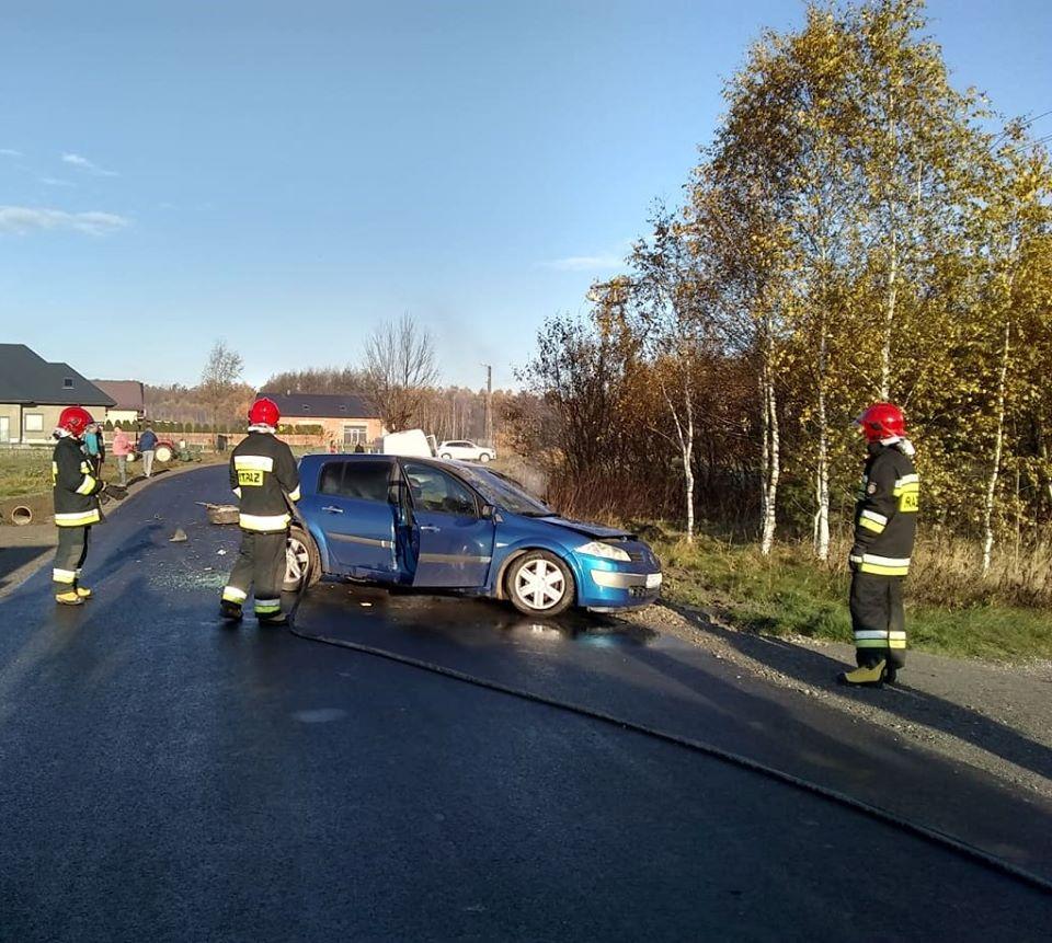 Po zderzeniu samochód stanął w płomieniach