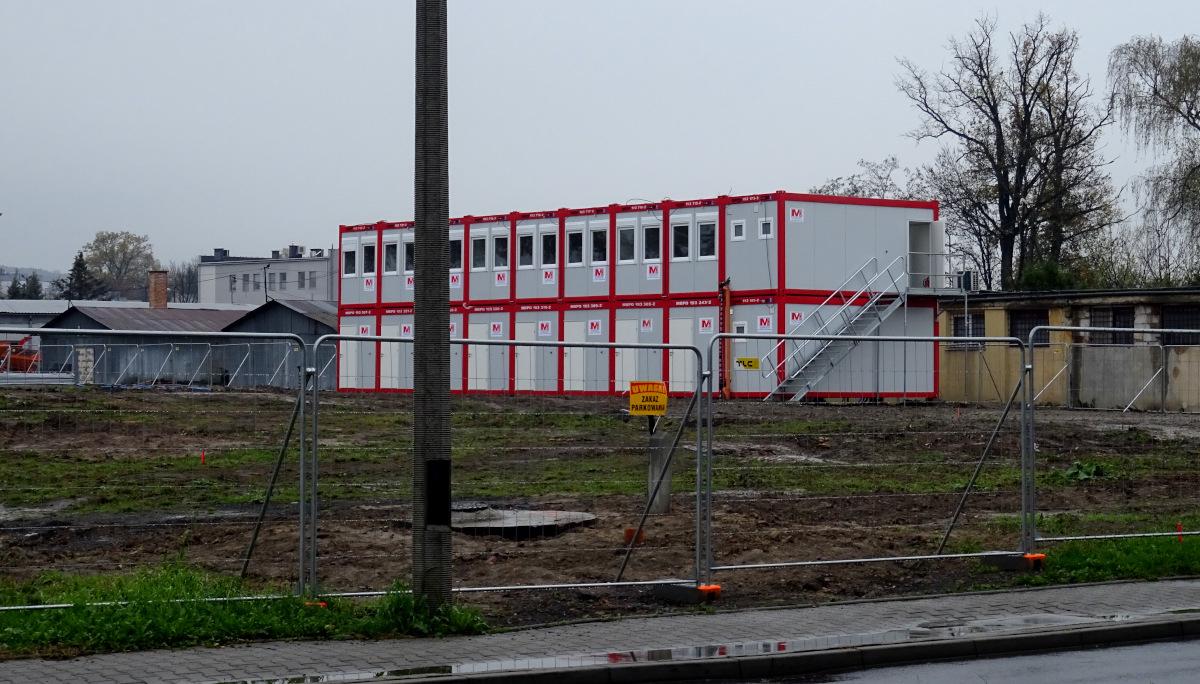 Będą budować Mieszkania +. Kontenery już stoją - zdjęcia