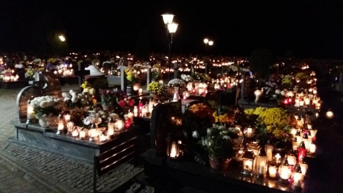 Ich groby znajdziemy na cmentarzach komunalnych w Dębicy