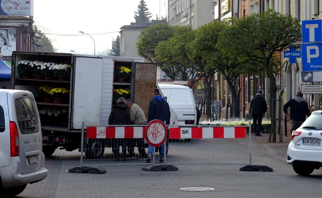 Parking zamknięty. Sprzedają kwiaty i znicze