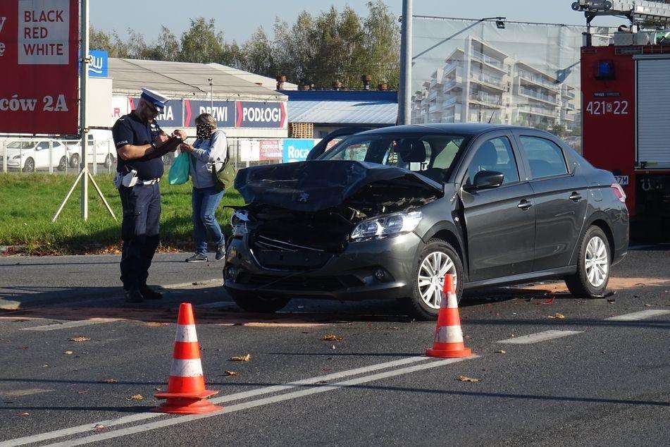 Zderzyły się trzy auta. Dwie osoby w szpitalu - zdjęcia