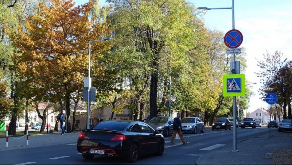 Widzisz na znaku migającą postać, ściągnij nogę z gazu