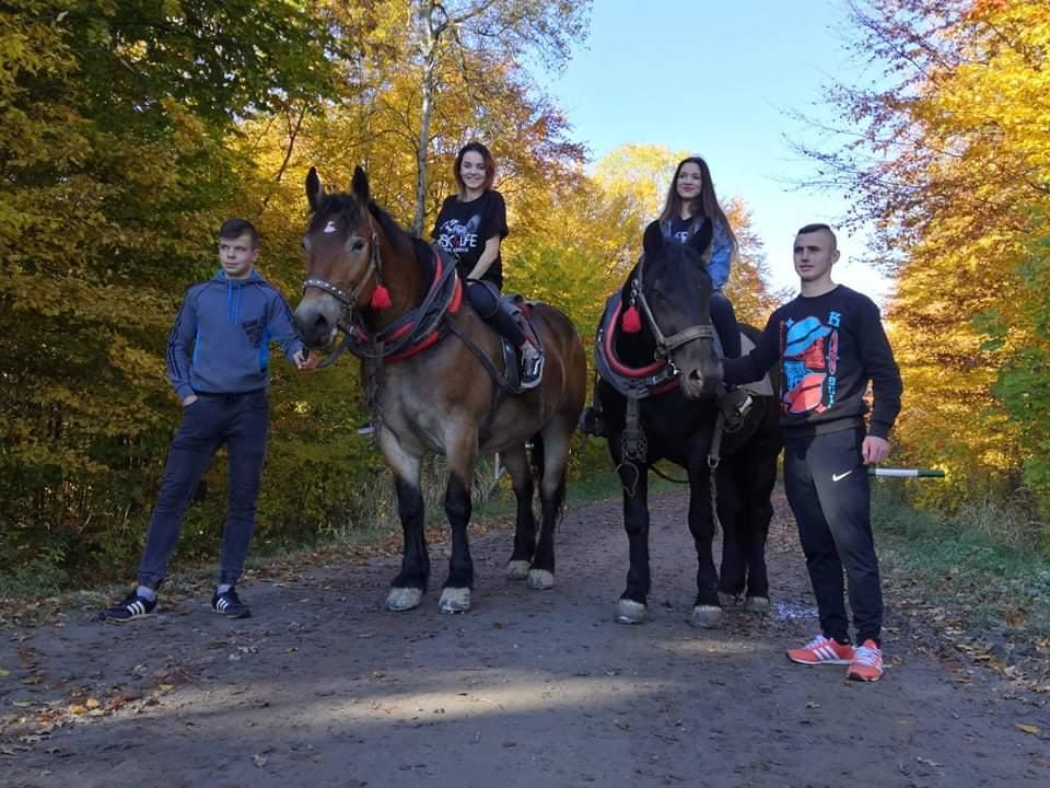 Jechali na koniach ze Stasiówki do Stobiernej