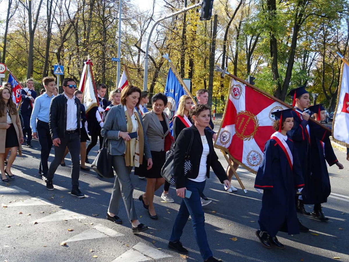 Ławka już jest, przy niej stanie sekretarzyk - zdjęcia