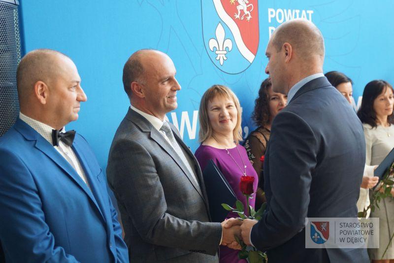 25 nauczycieli z nagrodami starosty, 11 uczniów ze stypendiami