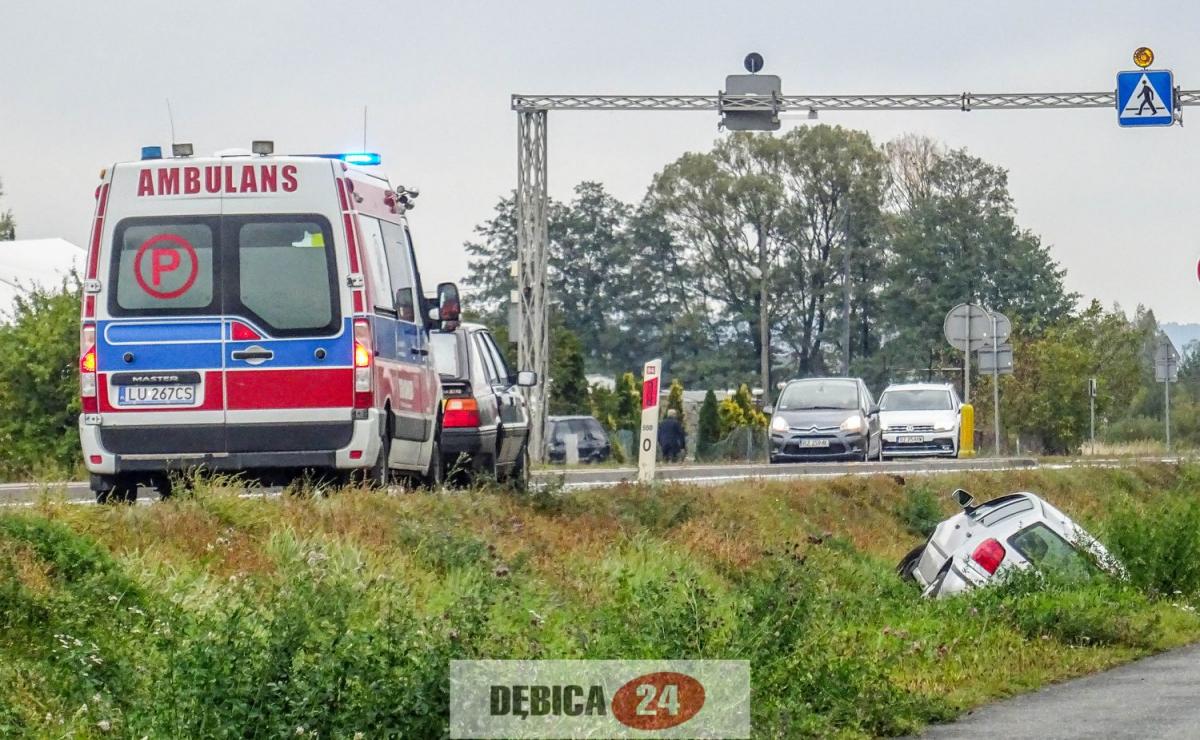 Kierowca po uderzeniu porzucił auto - zdjęcia