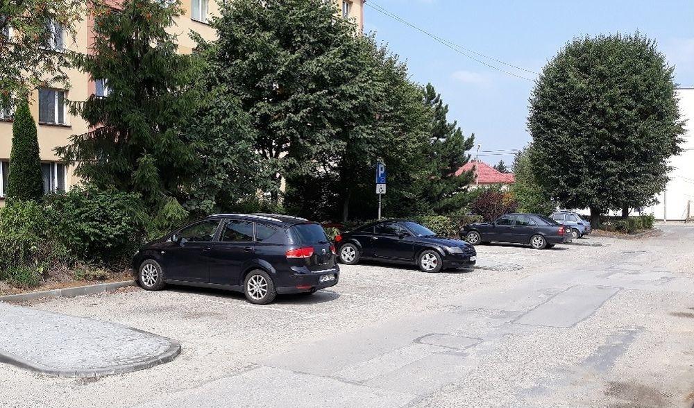 Na asfalcie nie można parkować