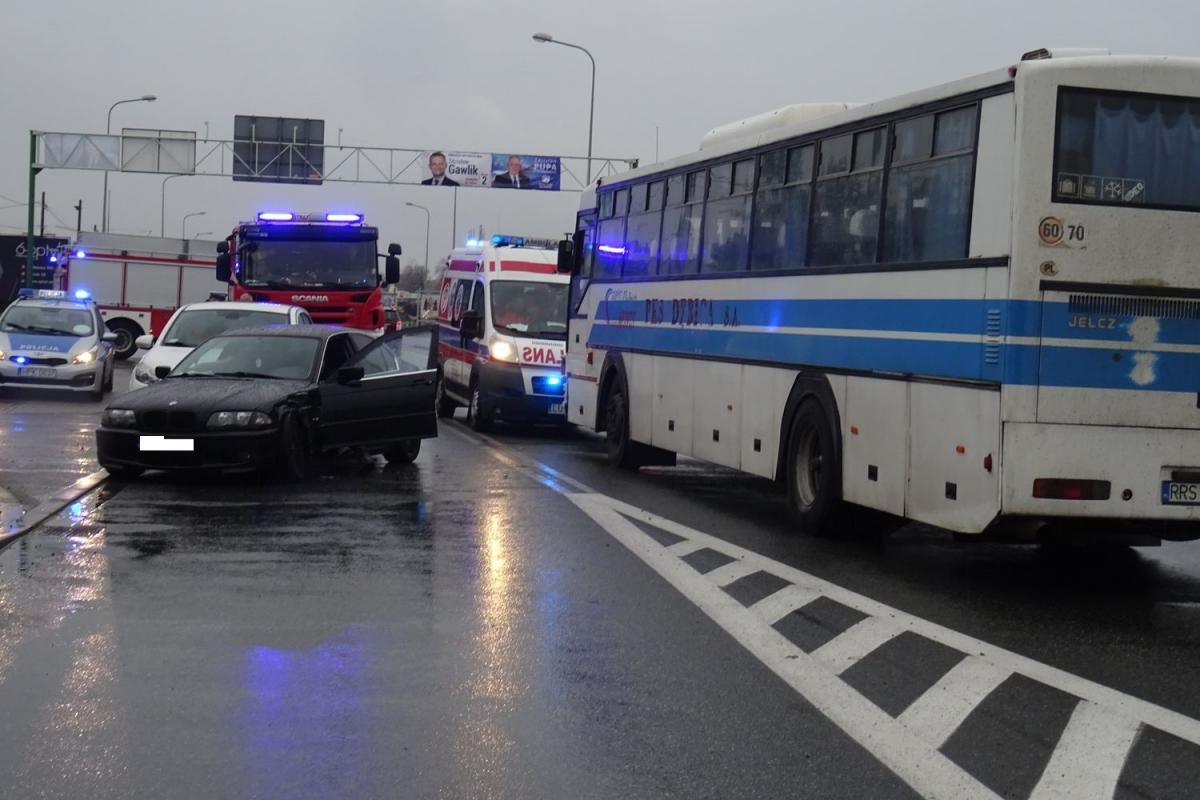 Zderzyły się dwa auta i autobus - utrudnienia
