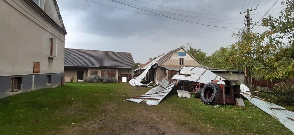 Wichura zerwała 300 metrów dachu