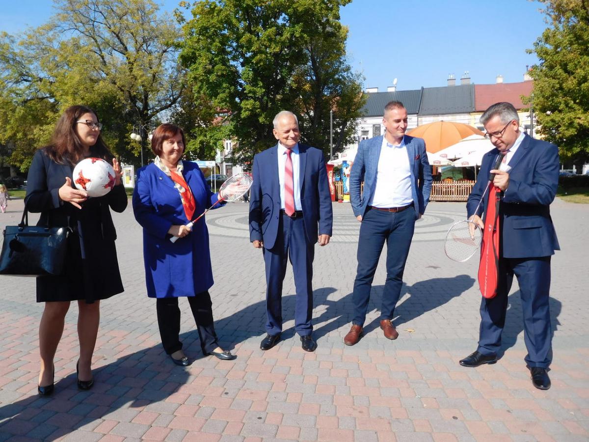 Kandydaci na posłów grali w badmintona