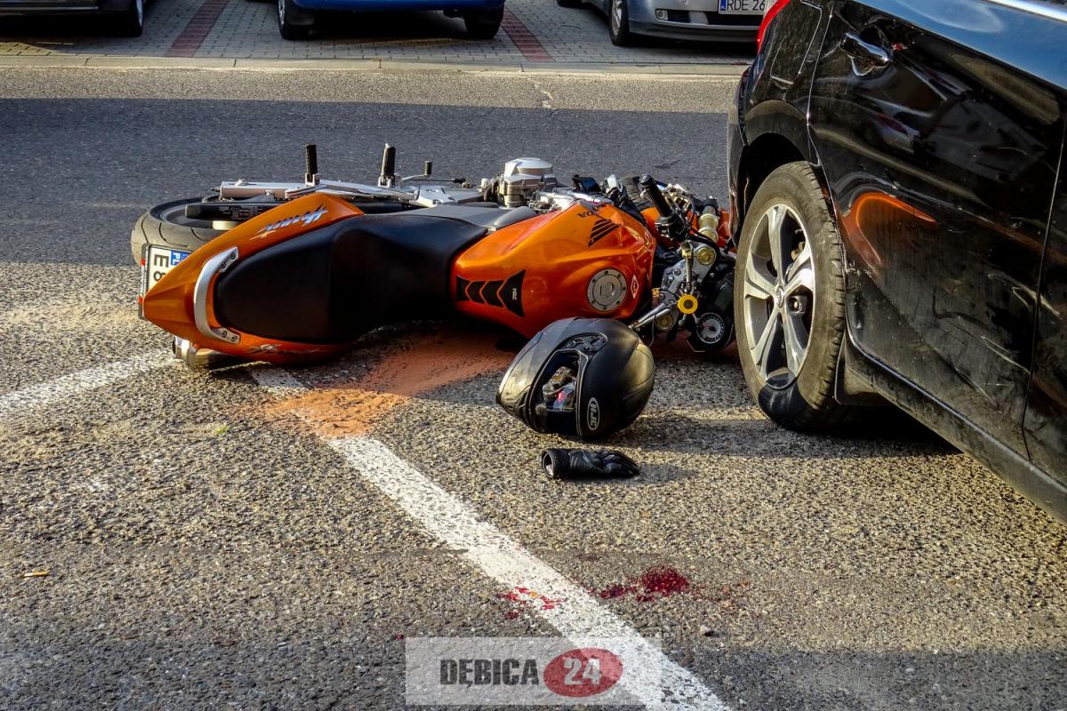 Wypadek w środku osiedla. Motocyklista w szpitalu - zdjęcia