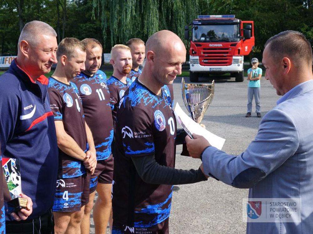 Służba Więzienna lepsza niż strażacy, żołnierze i policjanci