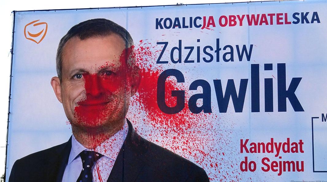 Farba na twarzy posła wygląda jak krew - zdjęcia