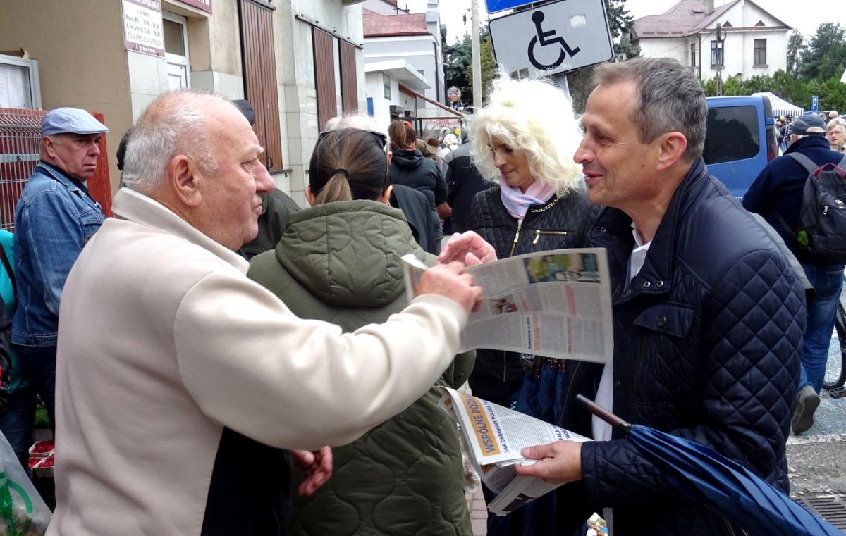 Na zieleniaku Zdzisław Gawlik rozdawał nie tylko parasole - zdjęcia