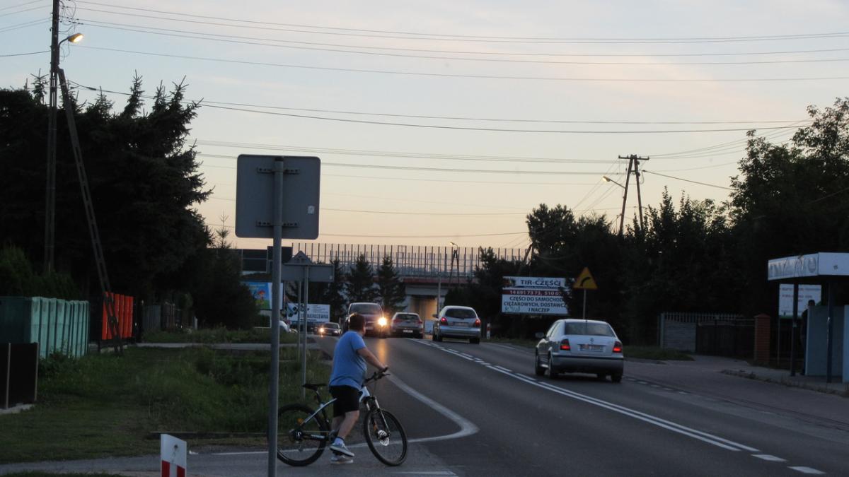 Słońce jeszcze nie zaszło, a lampy już świecą