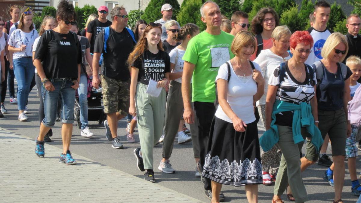 Idą pielgrzymi na Dróżki do Zawady - zdjęcia