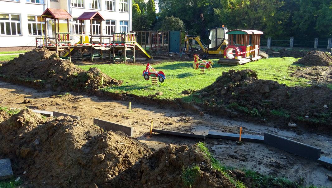 Będzie kolejny plac zabaw i strefa aktywności. Już się budują