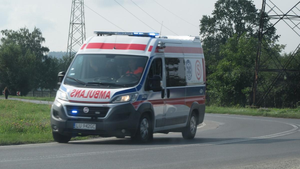 90-latek spadł z dachu