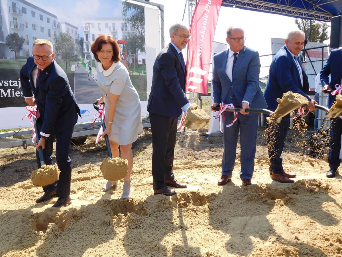 Ministrowie wbili w Dębicy łopaty