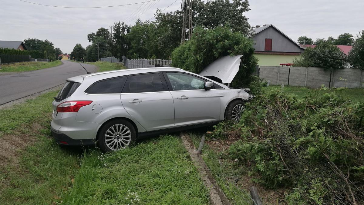 Z drogi do rowu i w ogrodzenie - zdjęcia