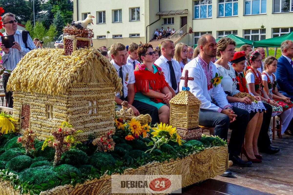 Piękne wieńce i slalom taczkami