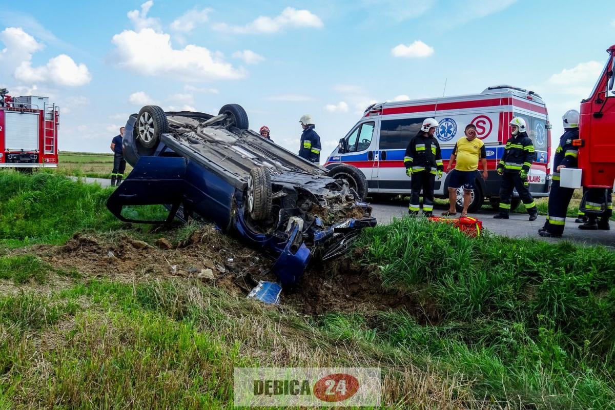 Opel uderzył w przepust i dachował - zdjęcia i film
