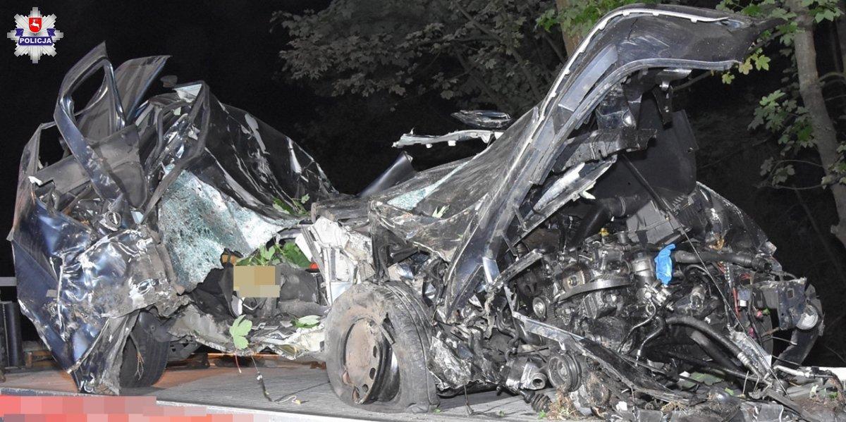 Auto wjechało w drzewo, kierowca nie miał szans