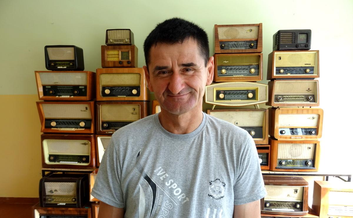 W zbiorach ma świnkę i radio fryzjerów - zdjęcia
