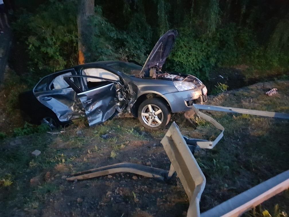 Przerwał barierę, jazdę zakończył w rowie
