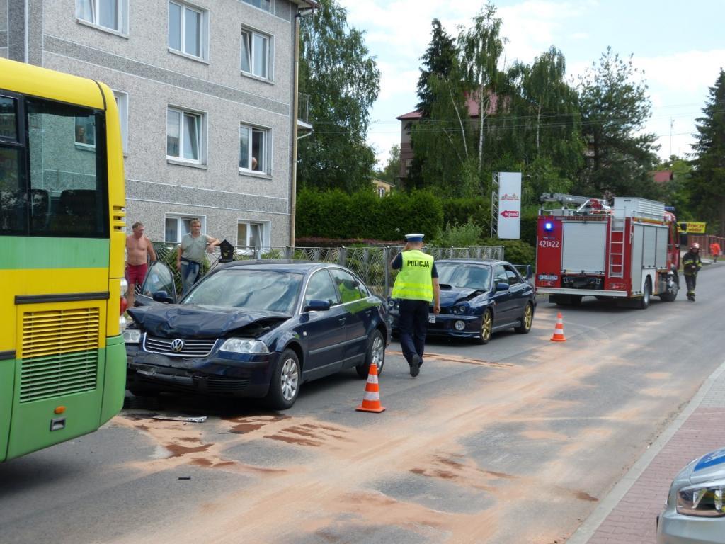 Nagłe hamowanie i dwa auta rozbite - zdjęcia