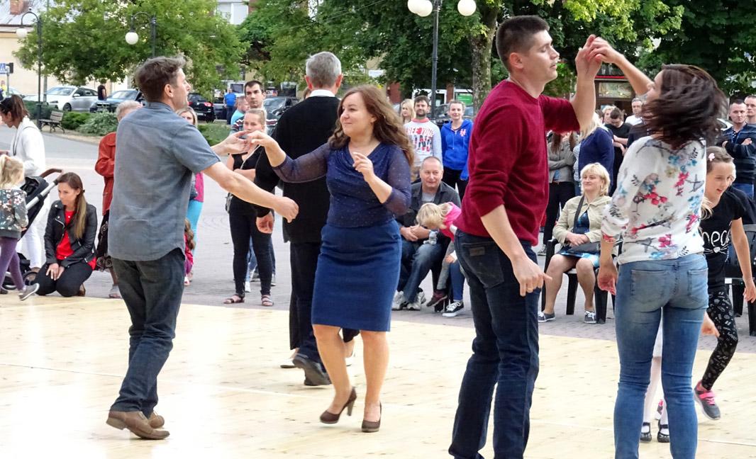 Na Rynku tańczyli z burmistrzem i zespołem Mega - zdjęcia