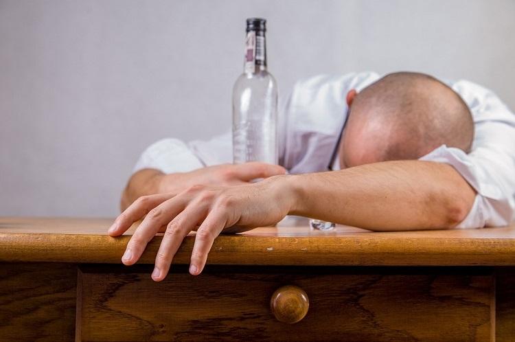 Dlaczego nie warto leczyć się z uzależnienia od alkoholu na własną rękę?