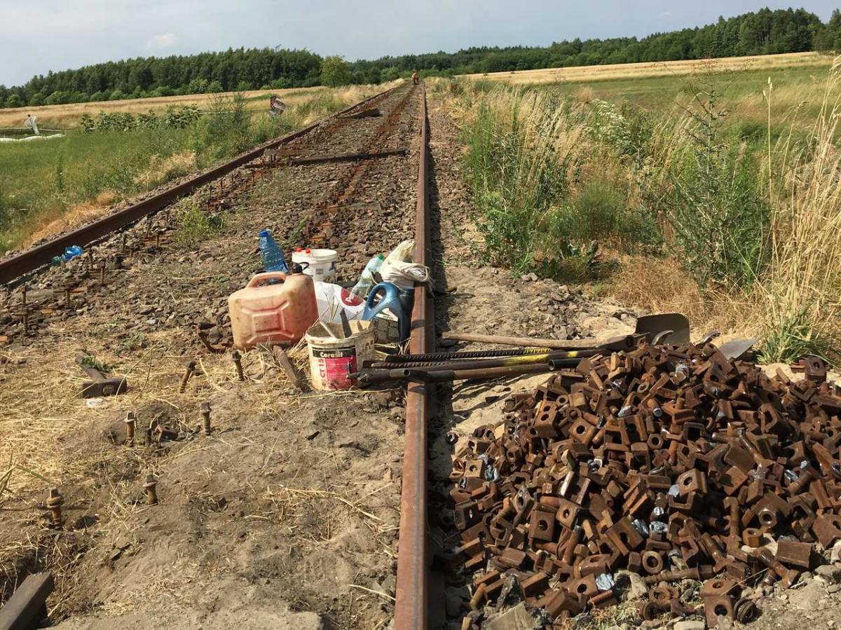 Po starym torze zostało tylko trochę złomu - zdjęcia