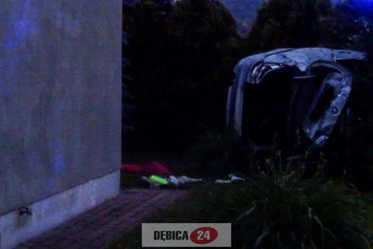 Wylądował metr od domu, przy którym siedzieli ludzie - zdjęcia
