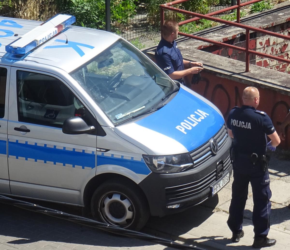 Seks za szaletami przerwała policja
