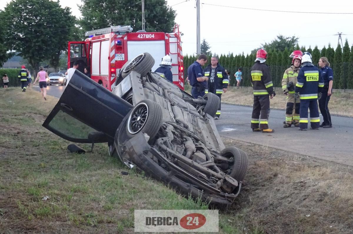 Samochód dachował, droga zablokowana - zdjęcia