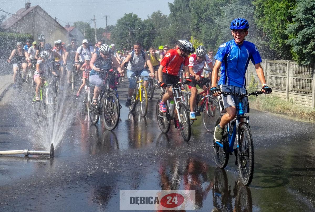 Bicyklomaniaków chłodzili strażacy - zdjęcia i wideo