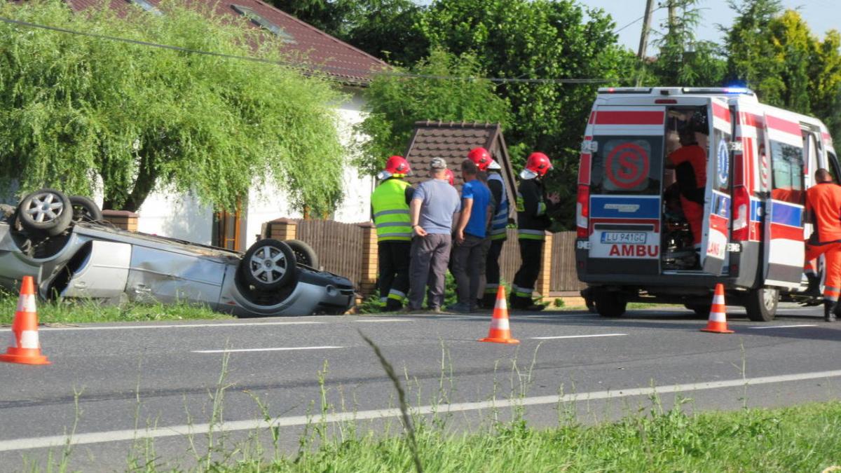 Kolizja w Pustkowie zakończyła się dachowaniem - zdjęcia (aktualizacja)