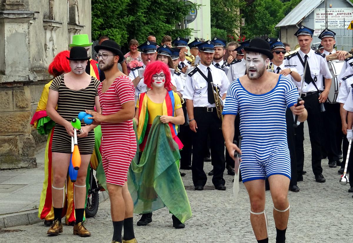 Kuglarze i szczudlarze przeszli ulicami Pilzna - zdjęcia i film