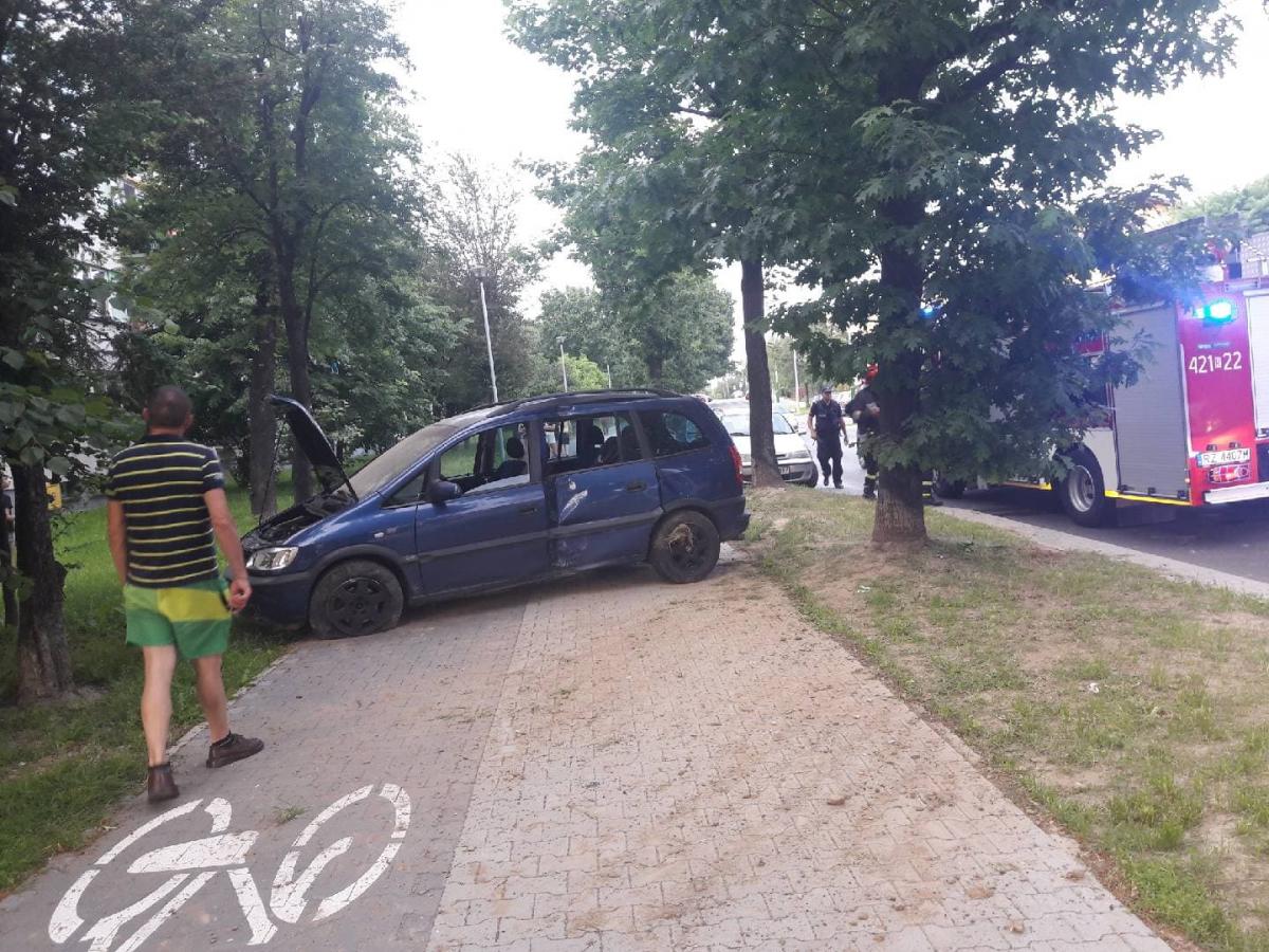 Samochodem w drzewo