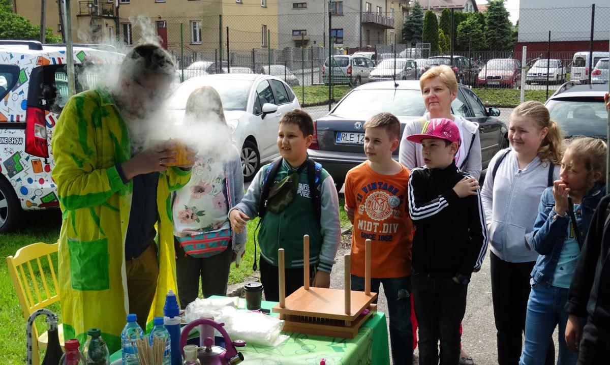 Na boisku policja, a w szkole żywe kury