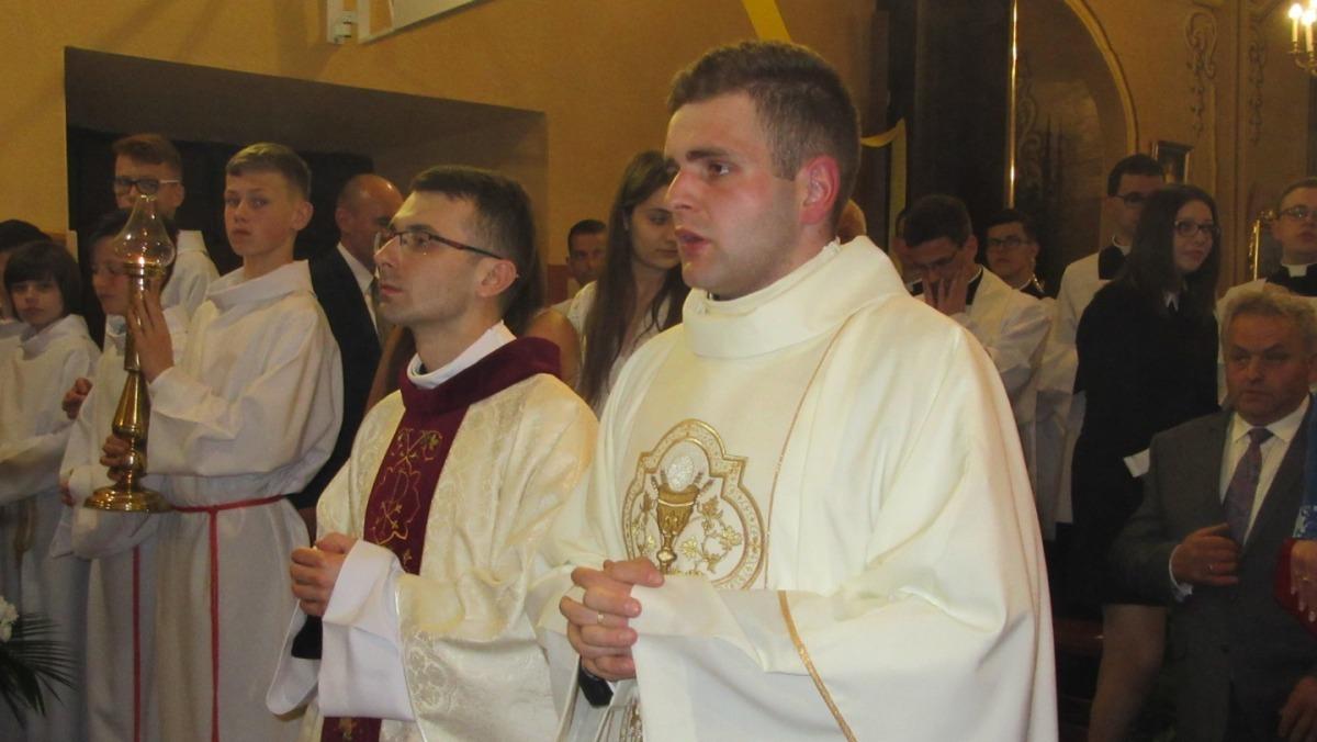 Podwójne prymicje w kościele w Dobrkowie - zdjęcia