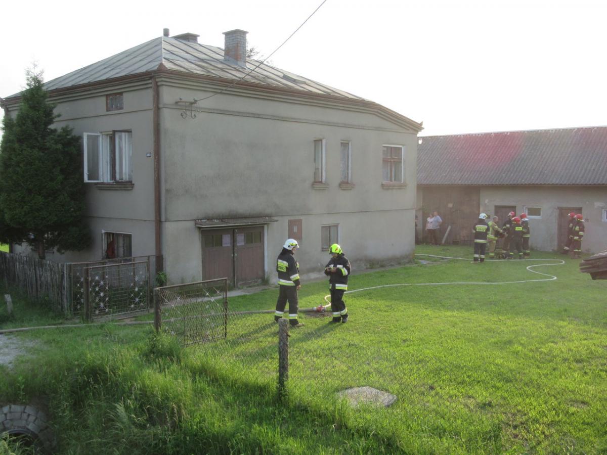 Zwłoki z budynku wynieśli strażacy - zdjęcia