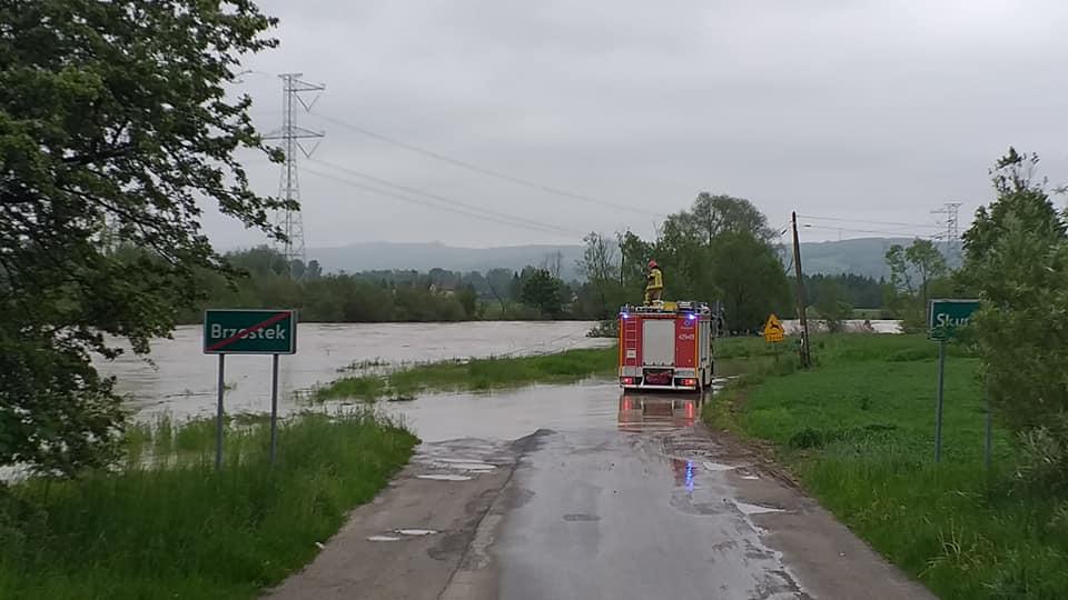 Zerwany most, strażacy walczą o ten w Skurowej - AKTUALIZACJA