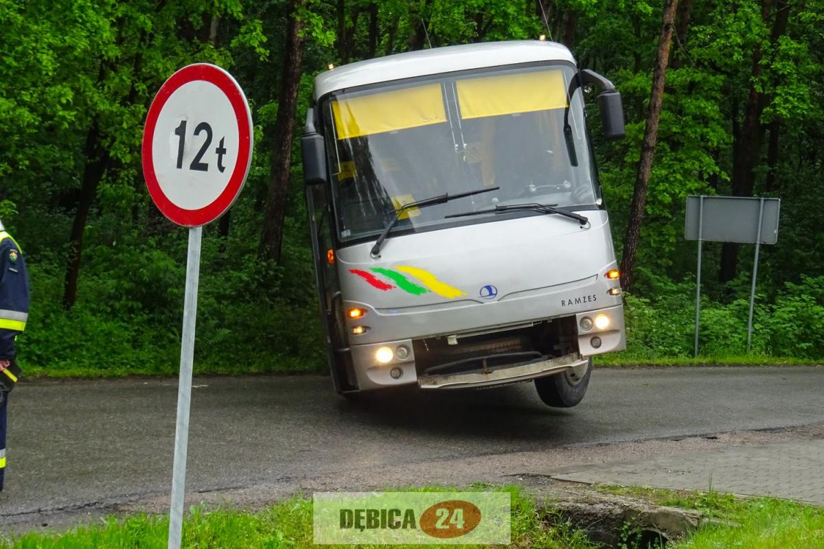 Autobus w rowie, droga nieprzejezdna - zdjęcia