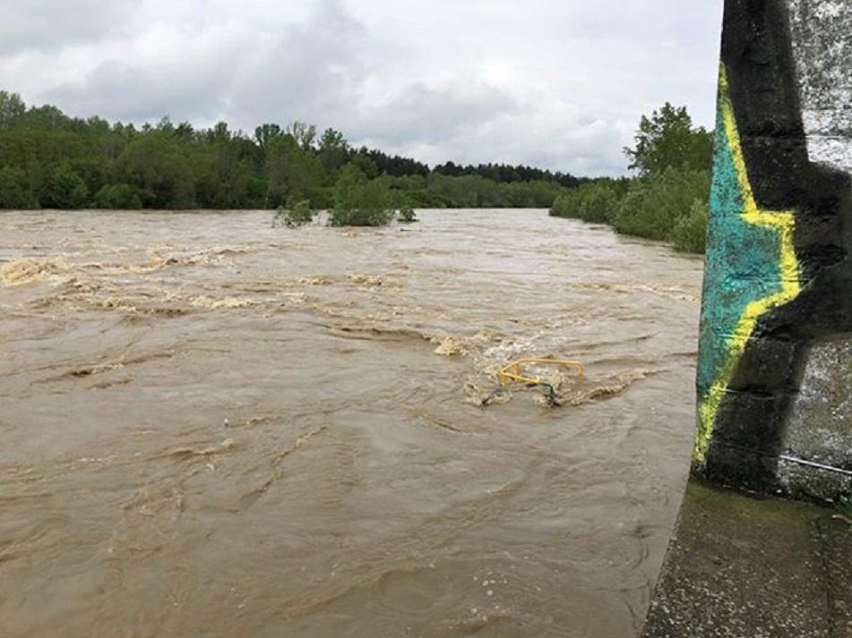Tama pod wodą, w Czarnej wzmacniają wały - zdjęcia